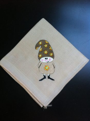 Wichtel auf Sandbeige