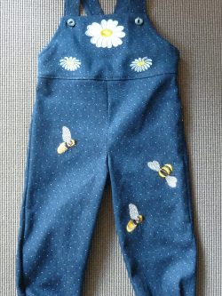 Latzhose in Blau
