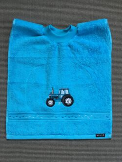 Blauer Traktor auf Türkis